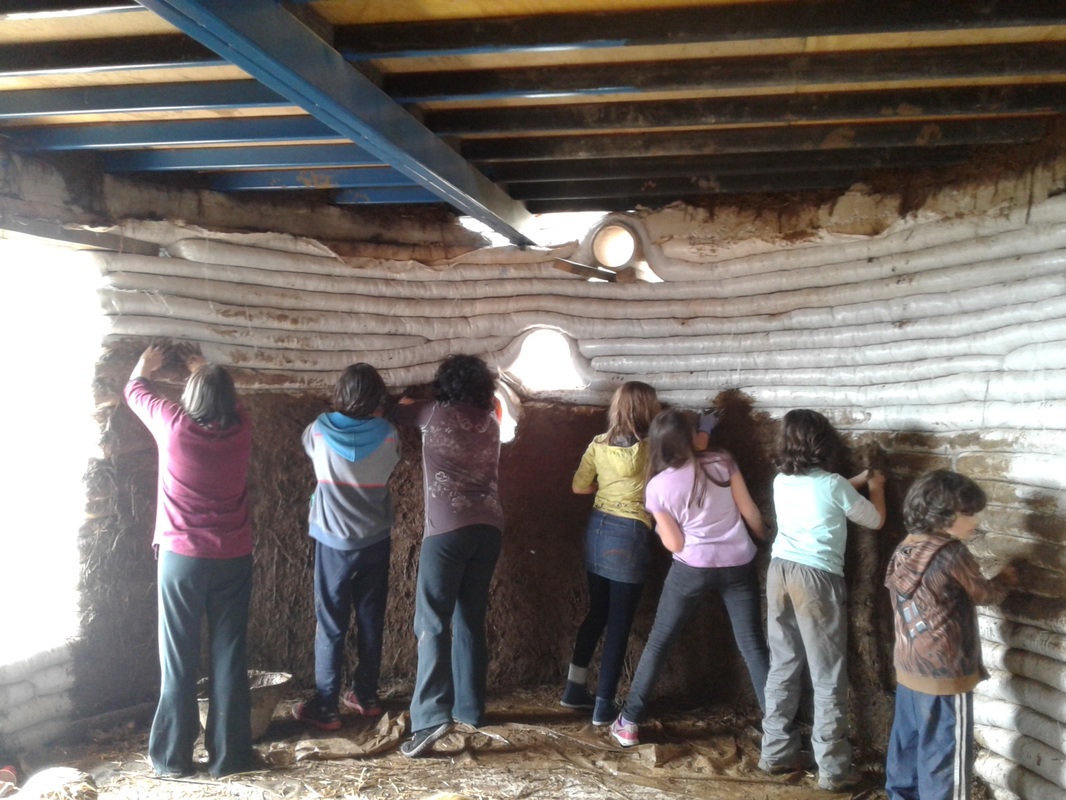 Alumnos en taller de superadobe