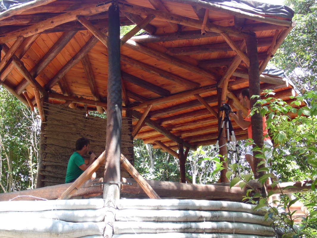 Alumnos en práctica de superadobe