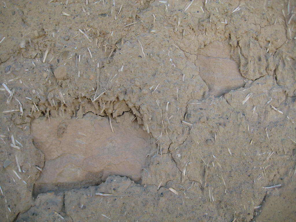 Detalle de muro de adobe artesanal, textura de tierra cruda