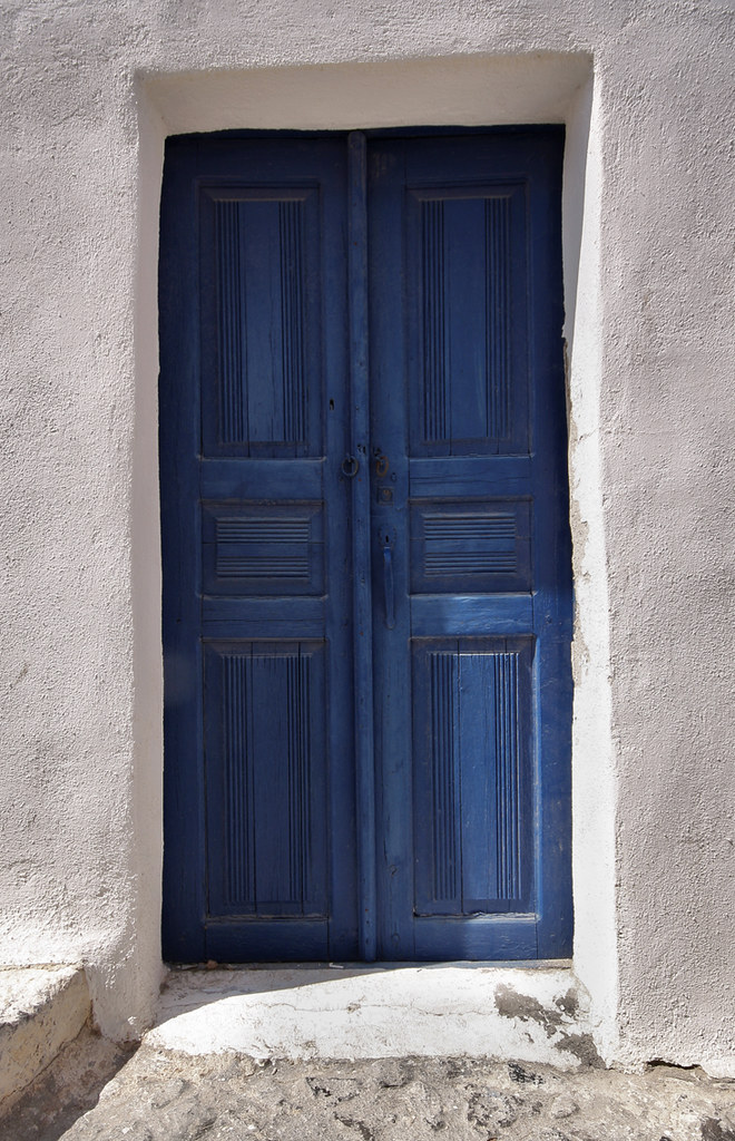 Arquitectura blanca mediterránea, puerta en Oia Santorini